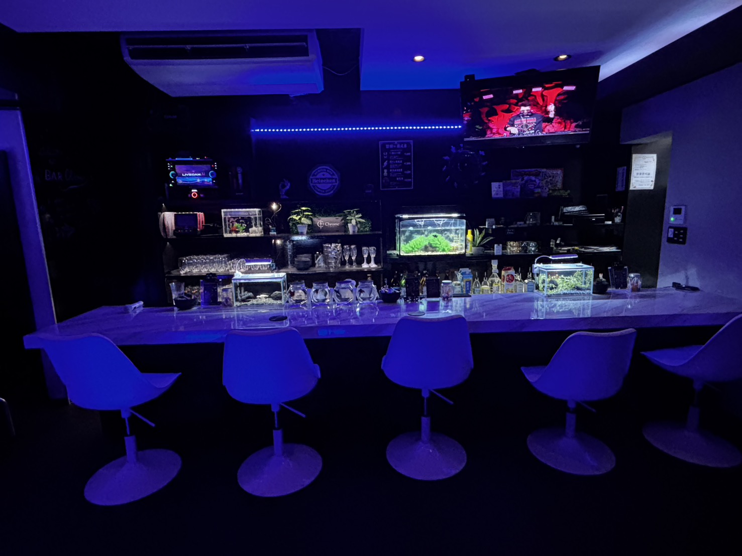 BAR Chrome 店内